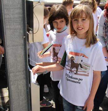 Tinkov nabiralnik zraven Tica na Glavnem trgu